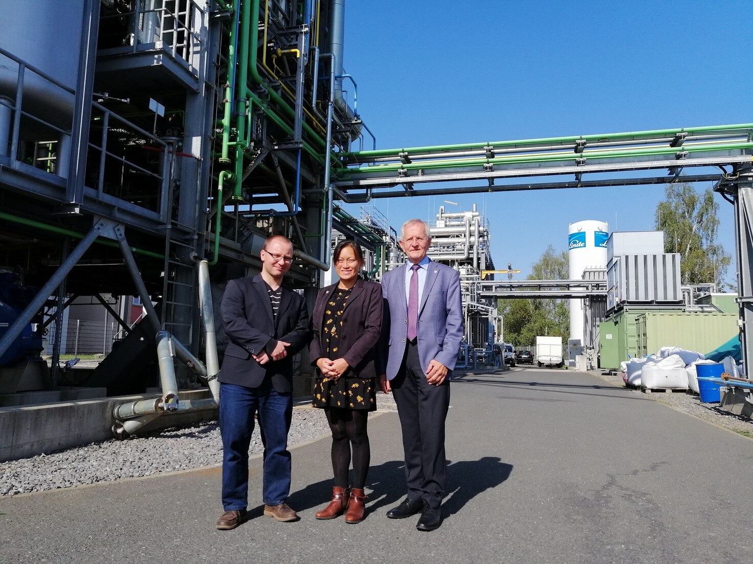 Prof. Bernd Meyer, Dr. Roh Pin Lee und Ludwig Seidl (von rechts) vor der Pilotanlage für chemisches Recycling in Freiberg