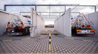 Zwei Auflieger mit Wasserstofftanks stehen im Energiepark Mainz an der Wasserstofftanktstelle. (Picture Alliance/ dpa/ Andreas Arnold)