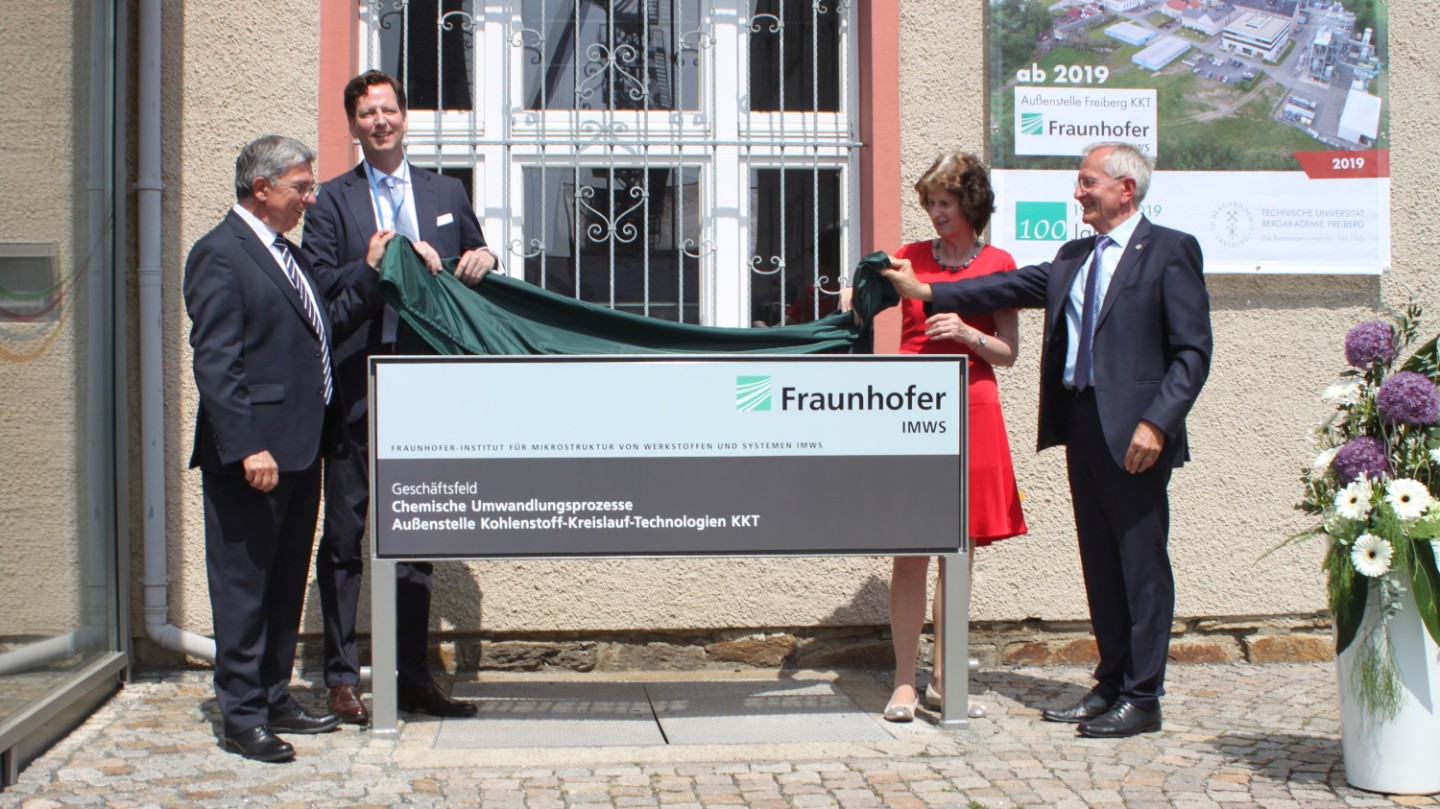 Prof. Dr. Klaus-Dieter Barbknecht, Rector of the TU Bergakademie Freiberg, PD Dr. Christian Growitsch, Deputy Head of the Fraunhofer Institute IMWS, Dr. Eva-Maria Stange, Minister of State for Science and Arts of the Free State of Saxony and Prof. Dr. Bernd Meyer, Director of the Institute of Energy Process Engineering and Chemical Engineering (IEC) at the TU Bergakademie Freiberg and Head of the business division “Chemical Conversion Process” at the Fraunhofer Institute IMWS (from the left) opened the new research institute.