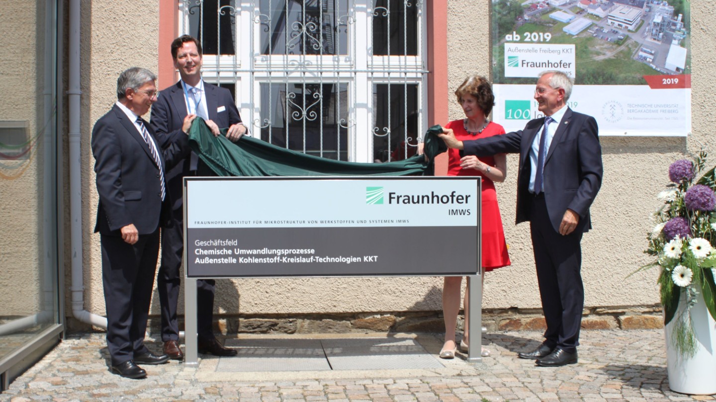 Prof. Dr. Klaus-Dieter Barbknecht, Rector of the TU Bergakademie Freiberg, PD Dr. Christian Growitsch, Deputy Head of the Fraunhofer Institute IMWS, Dr. Eva-Maria Stange, Minister of State for Science and Arts of the Free State of Saxony and Prof. Dr. Bernd Meyer, Director of the Institute of Energy Process Engineering and Chemical Engineering (IEC) at the TU Bergakademie Freiberg and Head of the business division “Chemical Conversion Process” at the Fraunhofer Institute IMWS (from the left) opened the new research institute. Prof. Dr. Klaus-Dieter Barbknecht, Rector of the TU Bergakademie Freiberg, PD Dr. Christian Growitsch, Deputy Head of the Fraunhofer Institute IMWS, Dr. Eva-Maria Stange, Minister of State for Science and Arts of the Free State of Saxony and Prof. Dr. Bernd Meyer, Director of the Institute of Energy Process Engineering and Chemical Engineering (IEC) at the TU Bergakademie Freiberg and Head of the business division “Chemical Conversion Process” at the Fraunhofer Institute IMWS (from the left) opened the new research institute.