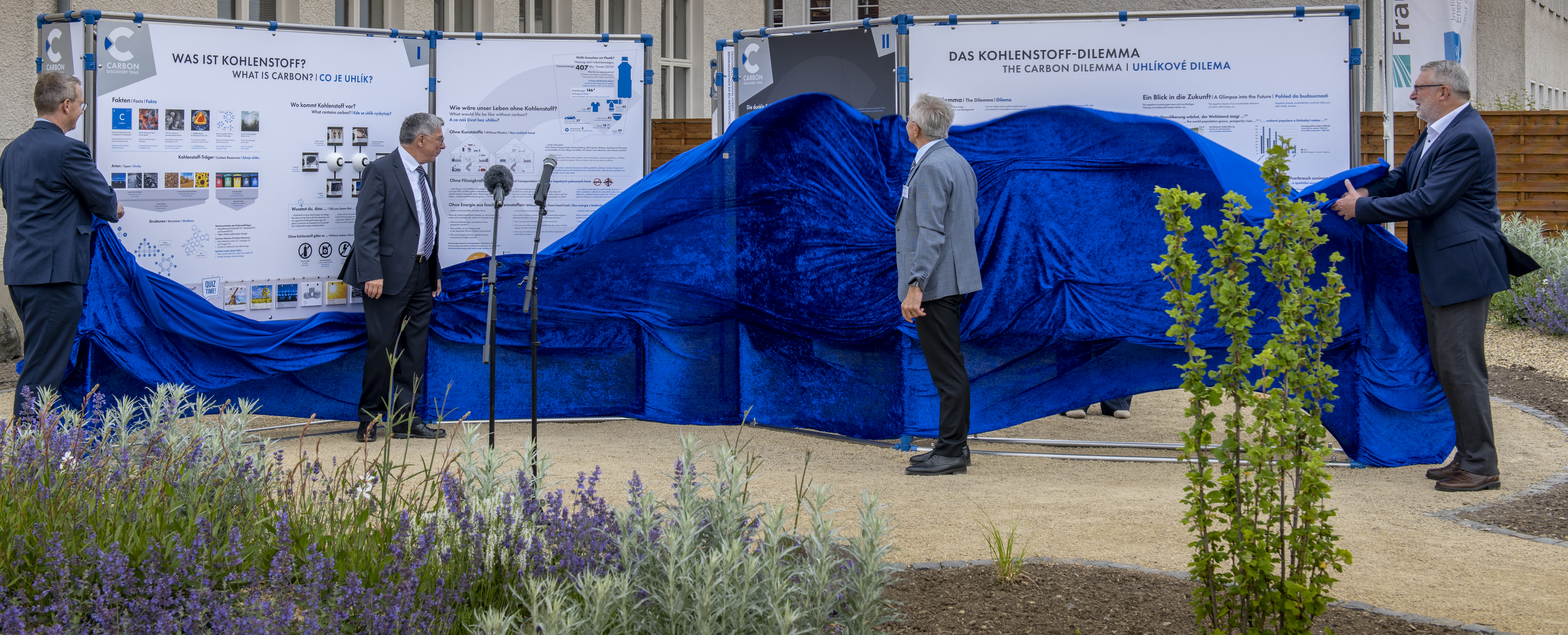 Sven Krüger, mayor of Freiberg; Prof. Dr. Klaus-Dieter Barbknecht, rector TU Bergakademie Freiberg; Prof. Dr.-Ing. Bernd Meyer, director of IEC and county commissioner Matthias Damm (f.l.t.r) during opening of the exhibition.